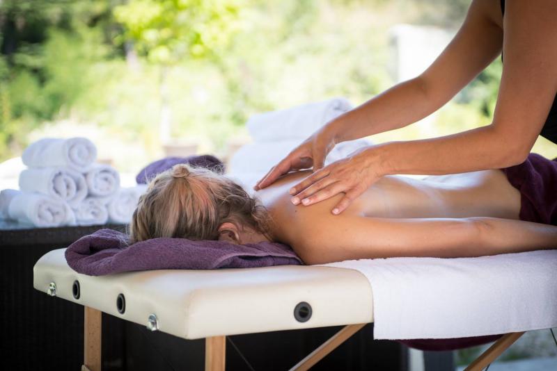 Massage au bord de la piscine !