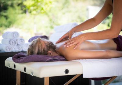 Massage au bord de la piscine !